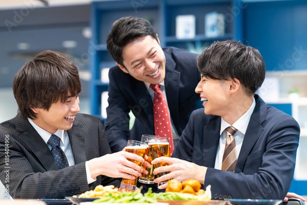 Obraz 部下の新入社員を飲み会をするミドルのビジネスマン