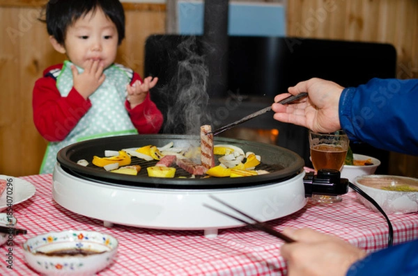 Obraz ホットプレートで食事中の家族