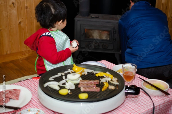 Obraz ホットプレートで食事中の家族
