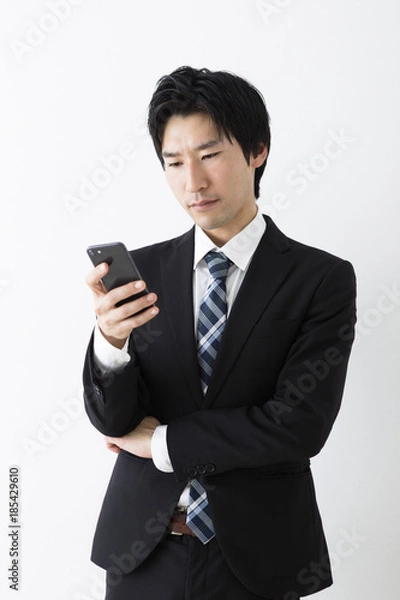 Fototapeta スマホを触る若いビジネスマン
