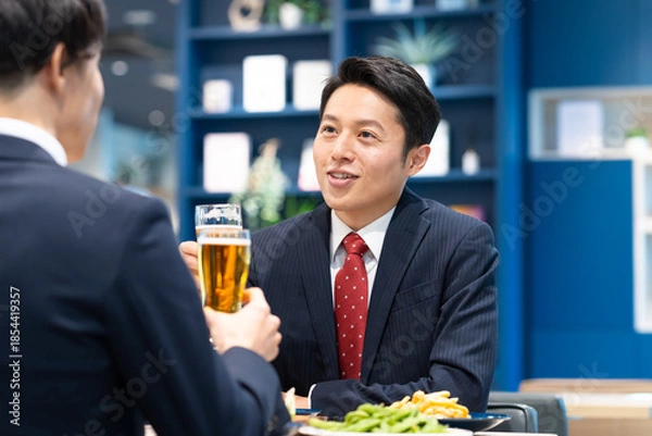 Obraz 飲食店でビールを飲むミドルのビジネスマン