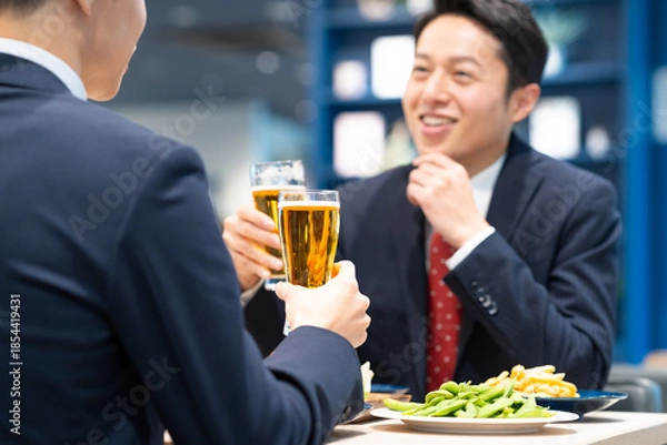 Obraz 飲食店でビールを飲むビジネスマン