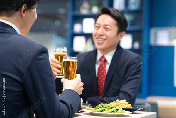 Obraz 飲食店でビールを飲むビジネスマン