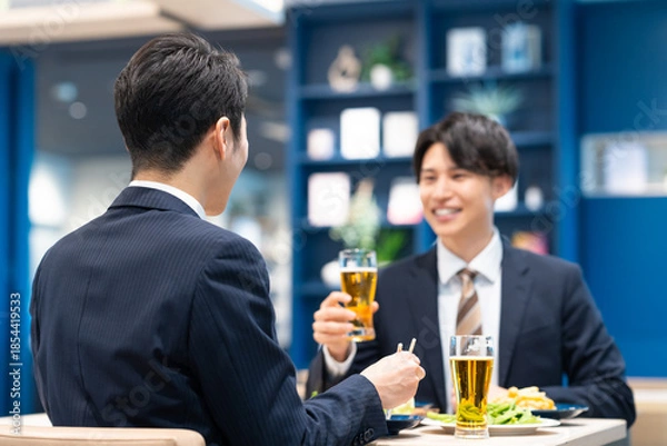 Obraz 飲食店でビールを飲む若いビジネスマン