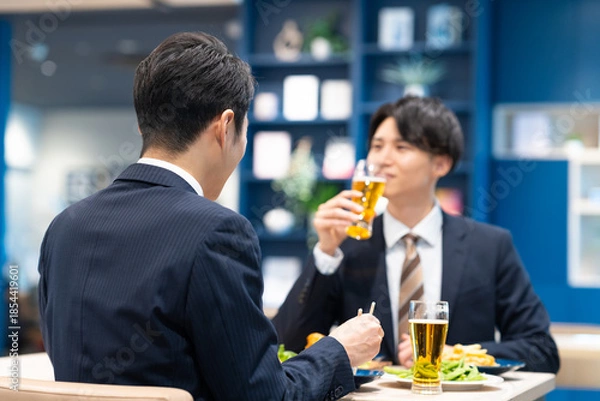 Obraz 飲食店でビールを飲む若いビジネスマン
