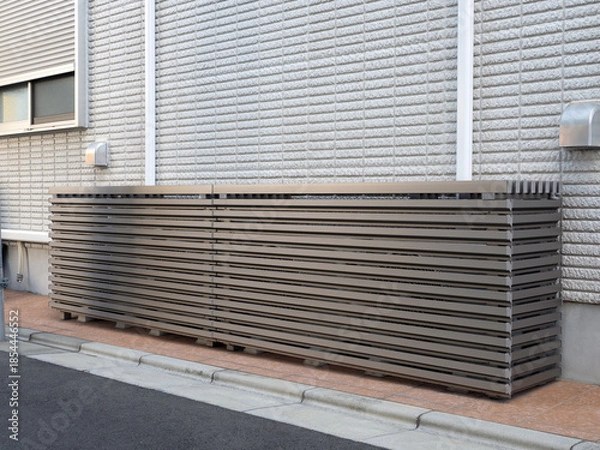 Obraz カバーがつけられたエアコンの室外機