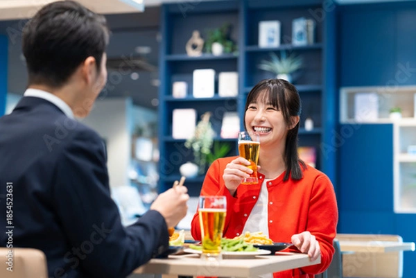 Obraz 飲食店でビールを飲む男女