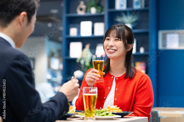 Obraz 飲食店でビールを飲む男女