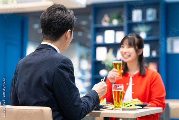 Obraz 飲食店でビールを飲む男女