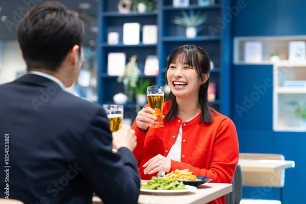 Obraz 飲食店でビールを飲む男女