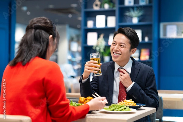 Obraz 女性とビールを飲むミドルのビジネスマン