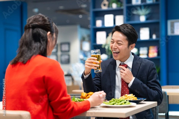 Obraz 女性とビールを飲むミドルのビジネスマン