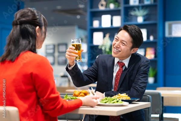 Obraz 女性とビールを飲むミドルのビジネスマン