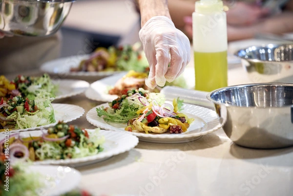 Obraz waiter serving food in restaurant