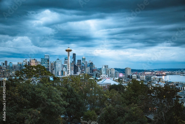 Obraz Seattle skyline at dusk with dramatic cloudscape, Washington State, USA