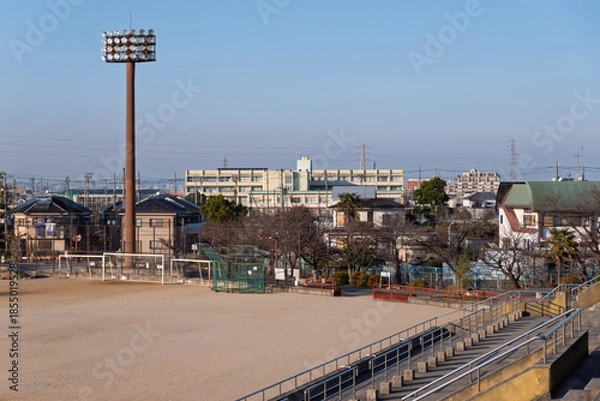 Obraz 松原市民運動広場スタンドから望む小学校とグラウンドのサッカーゴール