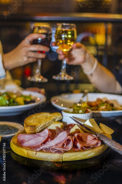 Obraz Toasting at a resto