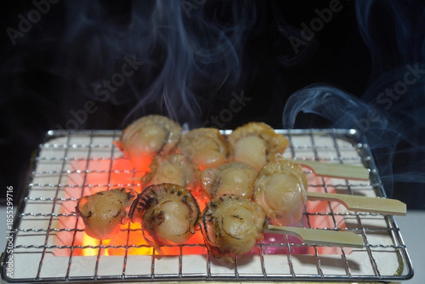Obraz 煙り立ち昇る七輪でベビーホタテを焼く