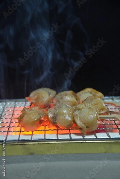 Obraz 煙り立ち昇る七輪でベビーホタテを焼く