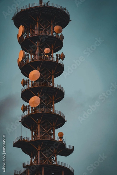 Obraz パラボラ並ぶ通信塔