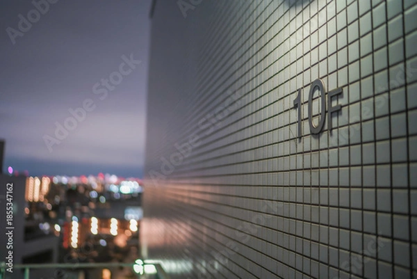 Obraz タイル壁の10階表示