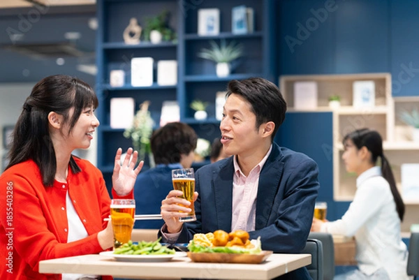 Fototapeta 飲食店でビールを飲むミドルのカップル