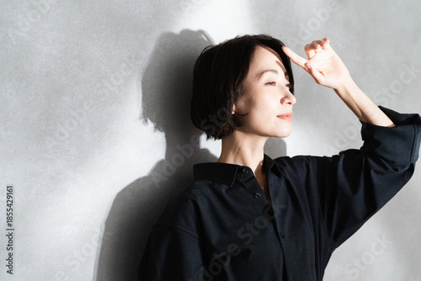 Fototapeta ポージングをするショートヘアの女性　ビューティイメージ