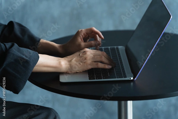 Obraz テーブルでラップトップを操作する女性　ライフスタイルイメージ