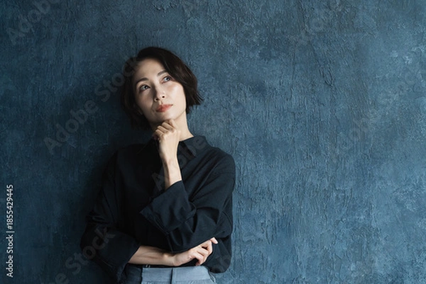 Obraz ポージングをするショートヘアの女性　ビューティイメージ