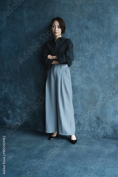 Fototapeta ポージングをするショートヘアの女性　ビューティイメージ