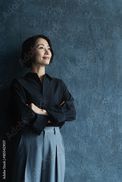 Obraz ポージングをするショートヘアの女性　ビューティイメージ