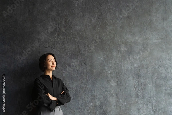 Obraz ポージングをするショートヘアの女性　ビューティイメージ