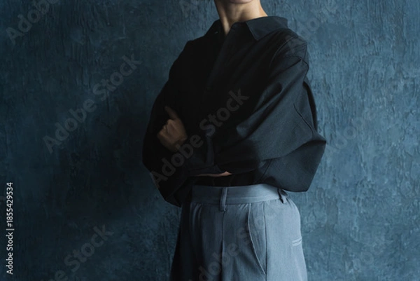 Fototapeta ポージングをするショートヘアの女性　ビューティイメージ