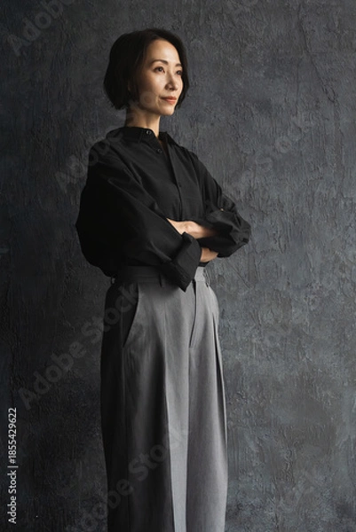 Fototapeta ポージングをするショートヘアの女性　ビューティイメージ