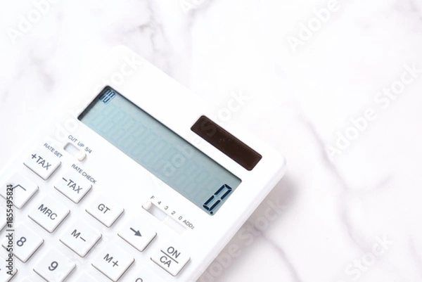 Obraz 電卓 - テーブルの上に置かれた、白い電卓
