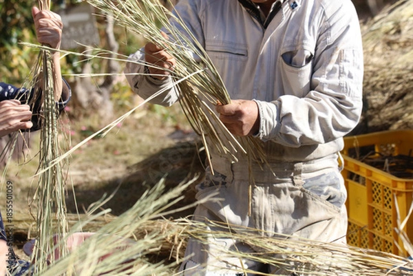 Obraz しめ縄づくりをする様子