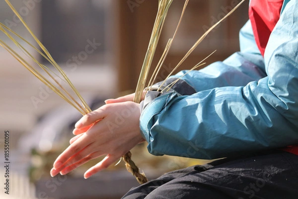 Obraz しめ縄づくりをする様子