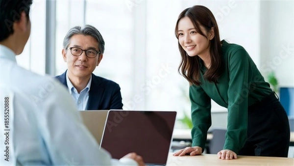 Obraz 会議室で真剣に話し合うベテランと若手の日本人会社員