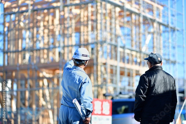 Obraz 住宅建築の建て主と打ち合わせする工事監督