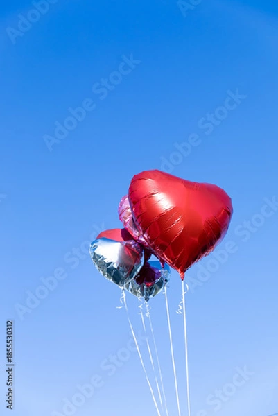 Obraz 青空に浮かぶハートのバルーン