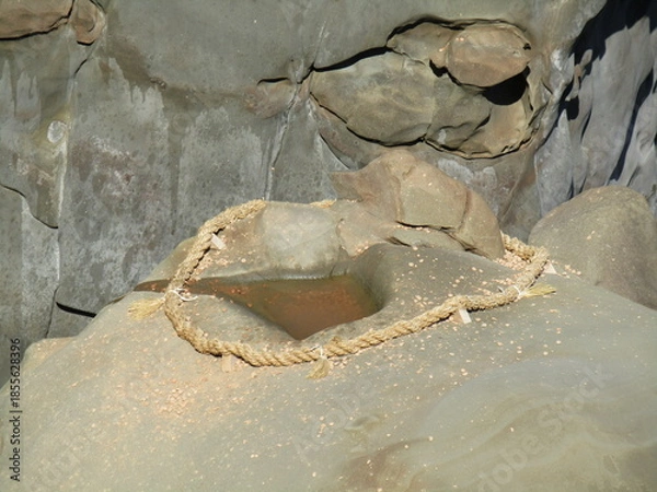 Obraz 宮崎県日南市、断崖絶壁に鎮座する美しい神宮「鵜戸神宮」の神事、「運玉投げ」の的である「亀石」と呼ばれる岩のくぼみ