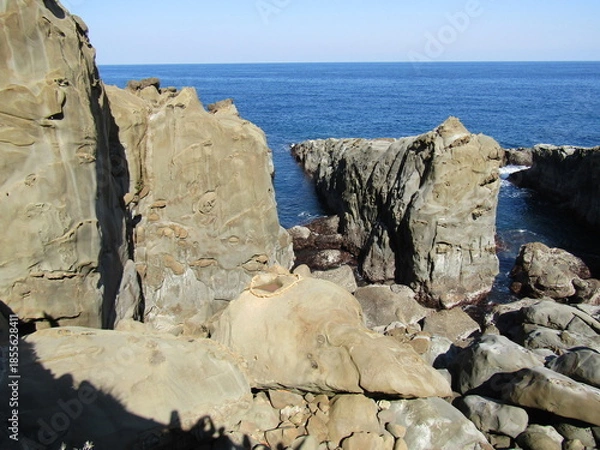 Obraz 宮崎県日南市、断崖絶壁に鎮座する美しい神宮「鵜戸神宮」の神事、「運玉投げ」の的である「亀石」と呼ばれる岩のくぼみ