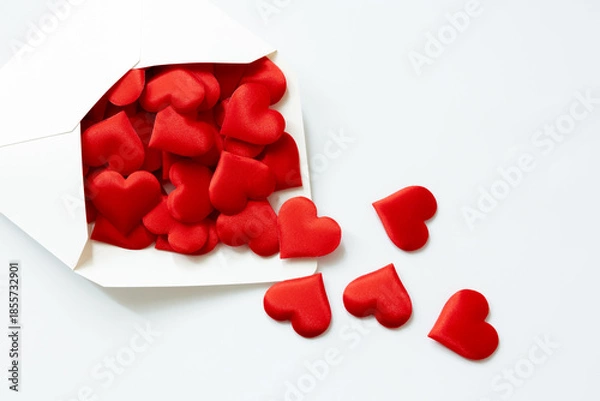 Obraz 封筒に溢れんばかりに赤いハートが入っている愛情のイメージ