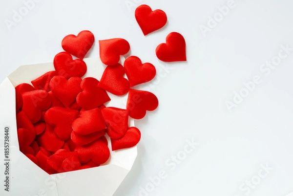 Obraz 封筒に溢れんばかりに赤いハートが入っている愛情のイメージ