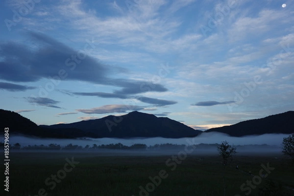 Obraz 夏の終わり、朝焼けに染まる尾瀬ヶ原の湿原。
