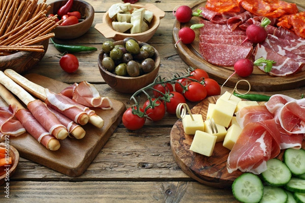 Fototapeta Włoska przystawka na stoliku rustykalnym