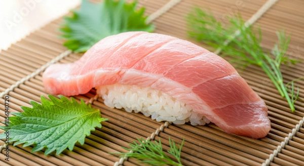 Obraz 高級大トロ寿司のクローズアップ。脂ののったマグロの寿司、シソともに竹のマットに美しく盛り付けられている。
