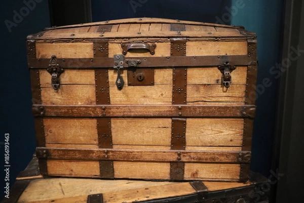 Obraz old wooden chest