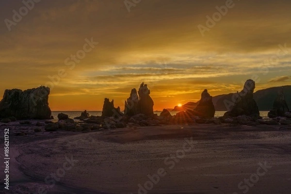 Fototapeta 朝焼けに染まる幻想的な橋杭岩と光条のコラボ情景