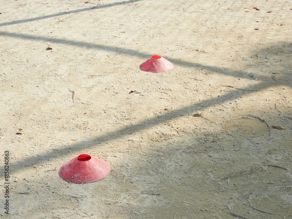 Obraz 昼の運動場の地面にあるサッカーボール用のボールスタンドの様子